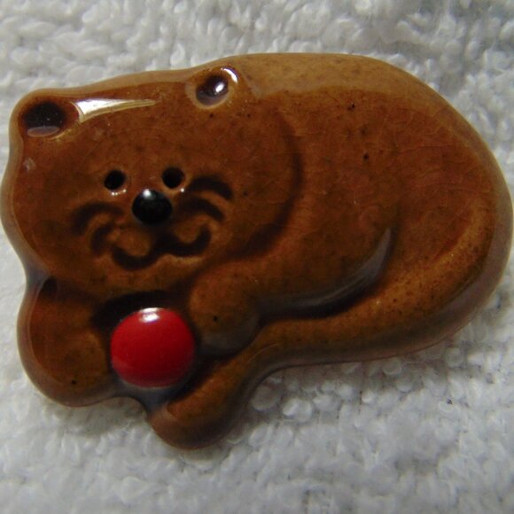 Vintage Brown Cat Pin (Brooch) with Red Ball, Hand painted and glazed clay - Picture 2 of 3